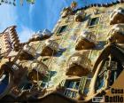 Модернистское здание в Барселоне, работа архитектора Антони Гауди-дома Бальо
